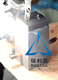 焊粉在耐高温的模具中反应